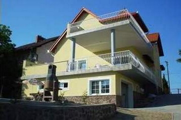 Hungrie Privát Balatonalmádi, Extérieur